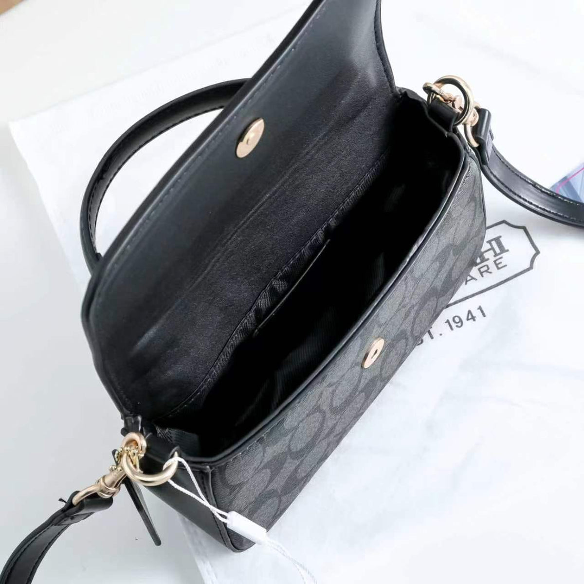 Structured Mini Handbag with Classic Signature-Inspired Style – 19 × 5 × 6cm