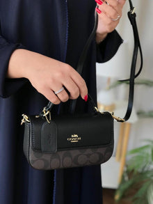 Structured Mini Handbag with Classic Signature-Inspired Style – 19 × 5 × 6cm